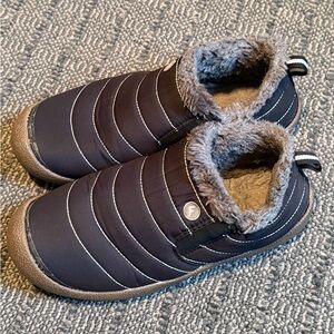 Guc Cozy Black and Gray Fur-Lined Slippers sz 8. Great slip on slipper!